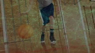 Gençlerin duruşları değişiyor. Spor salonu kameralarında basketbol oynuyorlar. Bir sonraki hamleye hazırlanıyorlar. Atletizm, spor, kentsel, dinamik, enerjik, hareket, rekabet