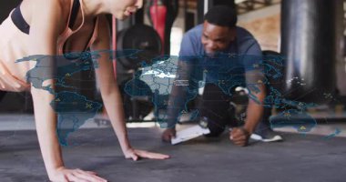 Fitness istemcisi sürüklenen dünya haritası eşleşmesi olarak şınav çekiyor, çekirdek geribildirim için antrenörleri işaretliyor. Güç, koçluk, analitik, kararlılık, motivasyon, ilerleme, motif