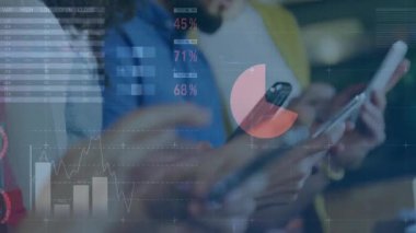 İş verilerini yükleyen iş arkadaşları bar çizelgelerini dünya haritasına dönüştürüyor. İşbirliği, analitik, takım çalışması, dijital arayüz, modern çalışma alanı, veri görselleştirme, iş zekası