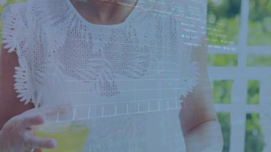 Yetişkin bir kadın veranda tıkırtısı ekranına giriyor ve finans tablosunun yüzmesine neden oluyor. Açık hava, bahçıvanlık, iletişim, teknoloji, eğlence, veri görselleştirme, yaşam tarzı