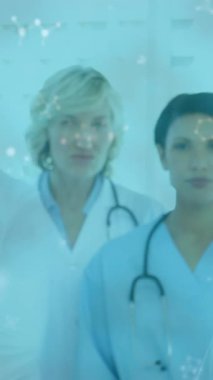 Erkek ve kadın doktor portresi üzerinde hareket eden bağlantı ağlarının animasyonu. Dijital olarak üretilen tıbbi hizmetler, araştırma ve bilim konsepti.