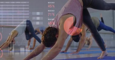 Eğitmen yoga dersini üç bacaklı köpeğe yönlendirirken fitness ölçümleri takip için güncelleniyor. Sağlık, fitness, farkındalık, işbirliği, dijital, sağlık, aktif