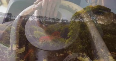 Eller sürükleyici ve dönen vana tekerleği, solgun orman ve yeşil teknoloji demosu için makineler. Doğa, makine, otomasyon, sürdürülebilirlik, sanayi, dinginlik, kesinlik