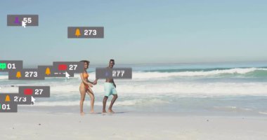 Kumsalda gezinen çiftler, uyarı simgelerinin kıvılcımları çarpışmaları gösteriyor, sonra da kayboluyorlar. Plaj, çift, sosyal medya, nişan, okyanus, yaz, iletişim