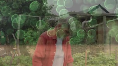 Yeşil daireler ortaya çıktıktan sonra bahçıvan bahçedeki bitkileri inceleyip kamerayla konuşuyor. Organik, bahçecilik, sürdürülebilir, doğal, çevre dostu, açık hava, yaşam tarzı