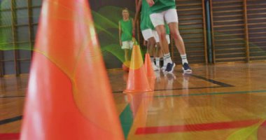 Basketbolu kapan önde gelen atlet, çeviklik için bayrak koşusu antrenmanını takip eden koni takımında top sürüyor. Spor, atletizm, takım sporu, çeviklik, talim, yarışma, performans