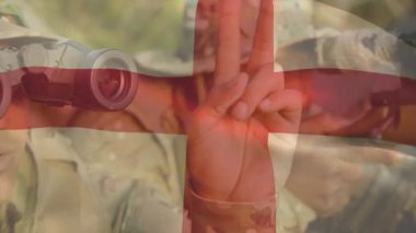 Gözcü hedef sayısı ve askeri keskin nişancı sinyali veriyor dürbünle tarıyor, atışa hazırlanıyor. Ordu, kamuflaj, keşif, gözetleme, taktik, açık hava, hassasiyet.