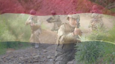 Öncü askerin işaret vermesiyle, askeri birlik dere taramasına devam ediyor ve gözetlemeye devam ediyor. Taktik, keşif, açık hava, dayanıklı, gizlilik, takım çalışması, dayanıklılık.