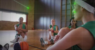 Üst üste binen dört basketbolcu sahanın altı çizili yerlerinde bacak esnetiyorlar. Atletizm, takım çalışması, fitness, görselleştirme, spor giyim, hareket, sağlık