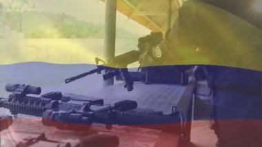 Orta yaşlı bir adam ateşli silah menziline giriyor. Çift ayaklı tüfeğin üzerine dinleniyor. Tüfeği aynı hizaya getiriyor. Açık hava, atış, hedef, hassasiyet, güvenlik, spor, ekipman