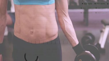 Dişi sporcu tutuş destek çekirdeğini değiştiriyor sonra da formasyon ölçüleriyle biseps kıvrımlarını başlatıyor. Güç, dayanıklılık, egzersiz, eğitim, kararlılık, atletizm, motivasyon