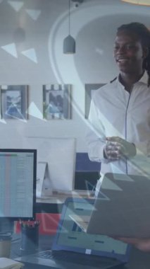 Ofiste, iş ekibi animasyon grafikleriyle veri analizini tartışıyor. Takım çalışması, işbirliği, beyin fırtınası, teknoloji, yenilik, toplantı