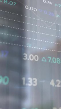 Şehirdeki borsa ve diyagramların animasyonu. Küresel iş ve dijital arayüz kavramı dijital olarak oluşturulmuş video.