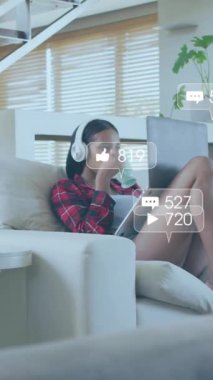 Evde tablet kullanan kadın hakkında sosyal medya bildirimlerinin animasyonu. Yaşam tarzı, rahatlama, dijital arayüz, sosyal ağ ve iletişim, dijital olarak oluşturulmuş video.