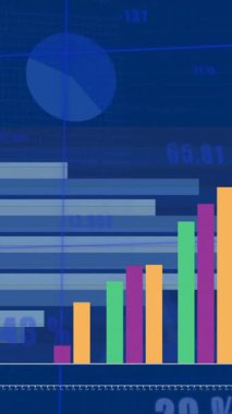 Mavi arkaplanda renkli grafik ve veri işleme animasyonu. Veri, dijital arayüz, bağlantı, ağ ve küresel iletişim, dijital olarak oluşturulmuş video.