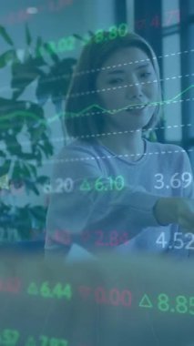 Ofisteki çeşitli iş adamları üzerinde finansal veri işleme animasyonu. Küresel finans, iş, bağlantılar, hesaplama ve veri işleme kavramı dijital olarak oluşturulmuş video.