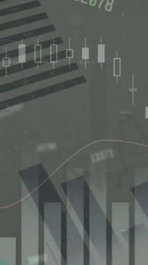 Gri arkaplana karşı bilgi arayüzü üzerinden sayı ve grafiklerin değiştirilmesi. Dijital olarak üretilmiş, hologram, rapor, iş, büyüme, ilerleme ve küresel konsept.