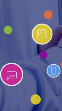 Tablet kullanan beyaz iş adamlarının medya simgelerinin canlandırılması. Küresel iş ve dijital arayüz kavramı dijital olarak oluşturulmuş video.