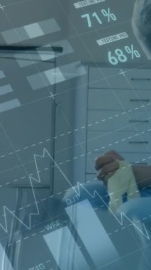 Çeşitli iş adamları üzerinde finansal veri işleme animasyonu. İş finans ve veri işleme kavramı dijital olarak oluşturulmuş video.