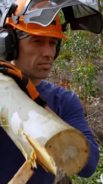 Gri arka planda el ele tutuşan beyaz bir çifte karşı dijital ikonlar ağı. Aile sevgisi ve birliktelik kavramı.