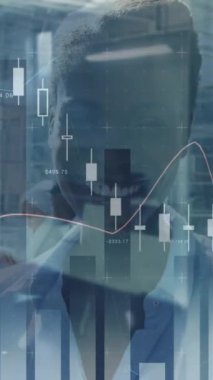 Ofisteki gülümseyen iş kadınıyla ilgili istatistik ve mali veri işleme animasyonu. küresel iş, finans, veri işleme ve bağlantılar konsepti dijital olarak oluşturulmuş video.
