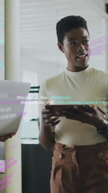 Ofisteki çeşitli iş adamları üzerinde finansal veri işleme animasyonu. Küresel finans, iş, bağlantılar, hesaplama ve veri işleme kavramı dijital olarak oluşturulmuş video.