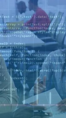 Ofisteki çeşitli iş adamları üzerinde finansal veri işleme animasyonu. Küresel finans, iş, bağlantılar, hesaplama ve veri işleme kavramı dijital olarak oluşturulmuş video.
