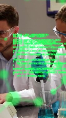 Molekül yapılarının animasyonu, beyin, bilgisayar dili, sıvı üzerinde çalışan Kafkas araştırmacıları. Dijital bileşim, kodlama, anatomi, yapay zeka, takım çalışması, teknoloji konsepti.