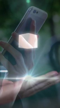 Holografik animasyon küpleriyle etkileşim halinde, açık havada akıllı telefon kullanan eller. Teknoloji, yenilik, artırılmış gerçeklik, etkileşim, dijital, fütürist
