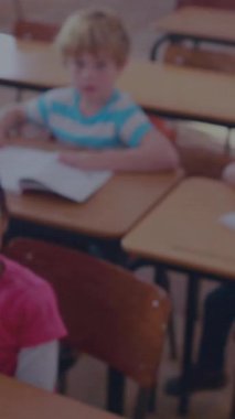 Okul çocukları ve öğretmenleri üzerinde okul simgelerinin canlandırılması. Eğitim öğrenme ve bilgi kavramı dijital olarak oluşturulmuş video.