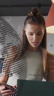 Ofisteki çeşitli iş adamları üzerinde küresel ve veri işleme animasyonu. Küresel finans, iş, bağlantılar, hesaplama ve veri işleme kavramı dijital olarak oluşturulmuş video.