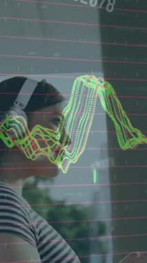 Sokakta yürürken akıllı telefon kullanan beyaz kadın hakkında veri işleme animasyonu. Bilgisayar arayüzü ve iş teknolojisi kavramı