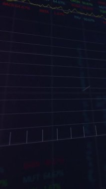 Diyagramlar ve veri işleme üzerinden eşleşmenin animasyonu. Teknoloji ve dijital arayüz kavramı dijital olarak oluşturuldu.