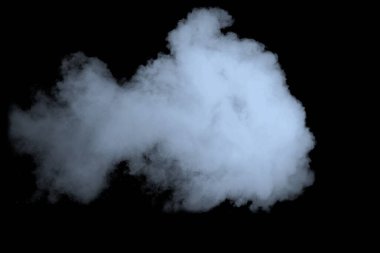 Yoğun mavimsi beyaz duman bulutu vektör illüstrasyonunda koyu siyah arkaplanda dalgalanıyor. Soyut, ruhani, minimalist, atmosferik, buhar, sis, monokrom