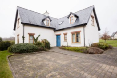 Evin önündeki yol gökyüzüne karşı.