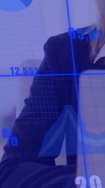 Kafkas iş kadınının dizüstü bilgisayarla veri işleme animasyonu. Küresel finans, iş, bağlantılar, hesaplama ve veri işleme kavramı dijital olarak oluşturulmuş video.