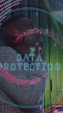 Sunucu odasındaki Afro-Amerikan erkek çalışanın veri işleme animasyonu. Küresel iş ve dijital arayüz kavramı dijital olarak oluşturulmuş video.