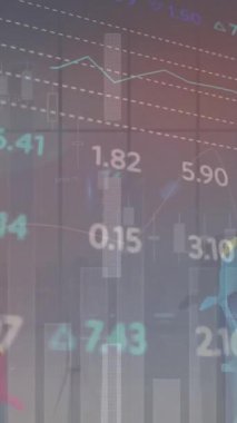 Sokaktaki arabaların üzerinde veri işleme animasyonu. Küresel iş ve dijital arayüz kavramı, dijital olarak oluşturulmuş video.