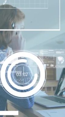 Kafkas iş kadını video konferansında dizüstü bilgisayarda bilgi arayüzü animasyonu. Dijital bileşik, çoklu pozlama, küresel iş, veritabanı, ofis, toplantı, teknoloji kavramı.