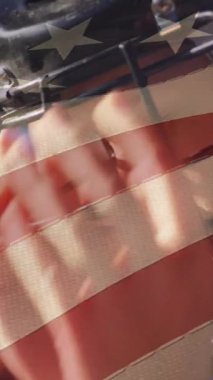 Amerikan bayrak animasyonu, gözlük takan birinin yakın plan çekimi. Vatanseverlik, ABD, bağımsızlık, özgürlük, gurur, sembol