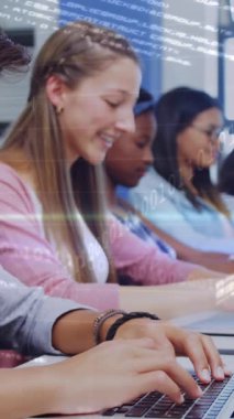 Dizüstü bilgisayar kullanarak çeşitli öğrencilerin veri işleme animasyonları. Küresel eğitim ve dijital arayüz kavramı dijital olarak oluşturulmuş video.