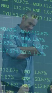 Ofiste birlikte tartışan çeşitli meslektaşlar üzerinde borsa veri işleme animasyonu. Küresel ekonomi ve iş teknolojisi kavramı