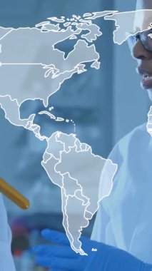 Laboratuvarda, bilim adamları dünya haritası animasyonu ile ilgili araştırmaları tartışıyor. Bilim, yenilik, teknoloji, işbirliği, takım çalışması, analiz