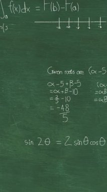 Yeşil karatahta üzerinde matematik denklemleri ve çizimlerinin animasyonu. Bilim, eğitim ve öğrenme kavramı dijital olarak oluşturulmuş video.