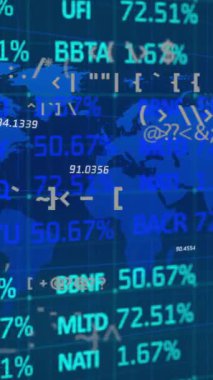 Dünya haritasında finansal veri işleme animasyonu. Küresel iş, ağlar, bağlantılar, hesaplama ve veri işleme kavramı dijital olarak oluşturulmuş video.