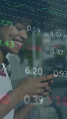 Akıllı telefondan gülümseyen kadın sohbeti üzerine reklam panosu animasyonu. Dijital bileşik, çoklu pozlama, iş, soyut, borsa ve teknoloji kavramı.