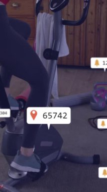 Kafkasyalı bir kadının televizyon izlerken bisiklet sürmesi ile ilgili uyarı barlarının canlandırılması. Dijital bileşik, çoklu pozlama, sosyal medya hatırlatıcısı, egzersiz, ev çalışması ve fitness konsepti.