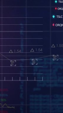 Grafiklerin animasyonu, değişen sayılar, siyah arkaplan üzerinde işlem kartları ve bilgisayar dili. Dijital olarak üretilmiş, hologram, rapor, iş, büyüme, borsa, kodlama, teknoloji.