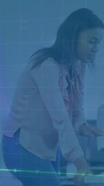 Ofiste dizüstü bilgisayar kullanmayı planlayan çeşitli meslektaşların grafiklerinin ve hesap tablolarının animasyonu. Dijital bileşim, iş dünyası, rapor, finans, veri, takım çalışması, teknoloji kavramı.