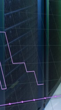 Veri sunucu odasının üzerinde çizgiler ve noktaların animasyonu. Dijital bileşik, çoklu pozlama, rapor, iş, veri merkezi, ağ, teknoloji ve ağ sunucu kavramı.